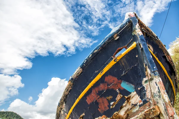 Detail of an old fishing boat rotting in the small harbor in Gre — Stock Photo, Image