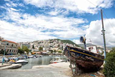 kavala g Harbor geleneksel Yunan balıkçı tekneleri