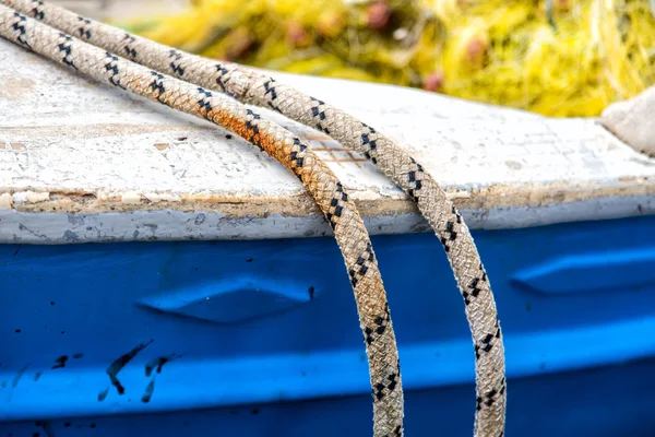 在希腊的一艘小渔船上系绳 — 图库照片