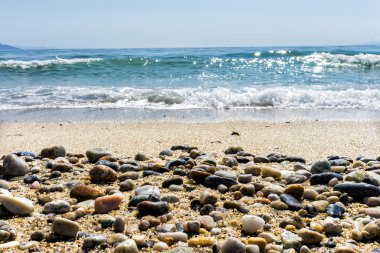 dalga deniz taş önde olan kum plaj deniz