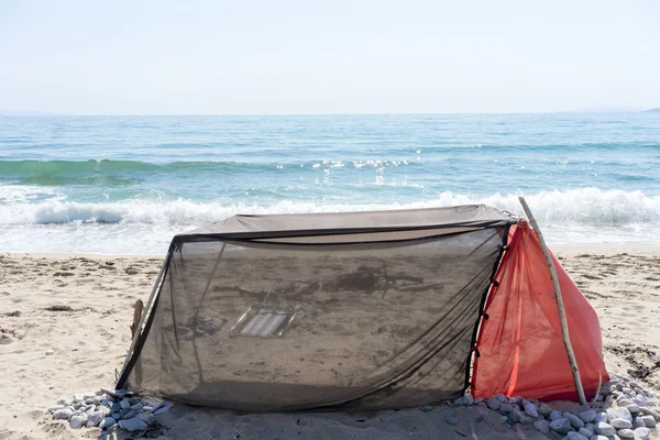 Barraca artesanal para sombra em um dia claro na praia — Fotografia de Stock