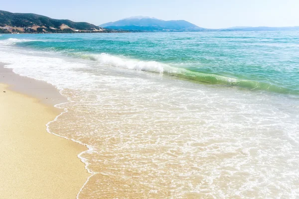 Ola del mar en la playa de arena — Foto de Stock