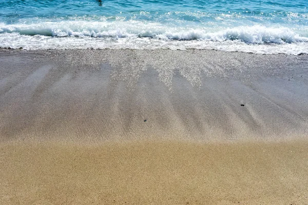 Vågen av havet på sandstranden — Stockfoto