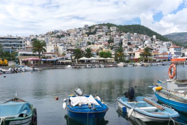 kavala g Harbor geleneksel Yunan balıkçı tekneleri