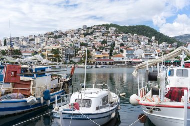 kavala g Harbor geleneksel Yunan balıkçı tekneleri