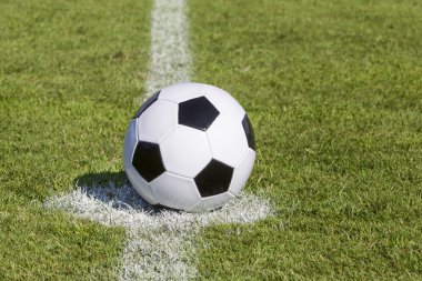 Sahada futbol topu