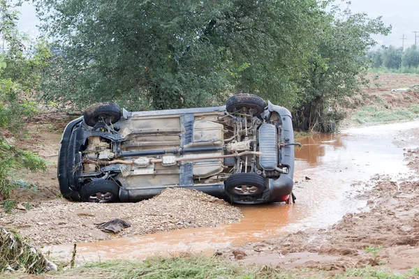 Car overturned with one dead from the flood in Liti near Thessa — Stock Photo, Image