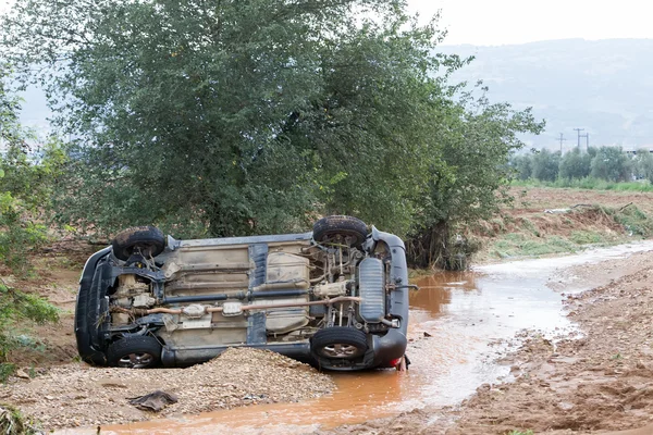 Auto vernietigd met een dode van de overstroming in de liti in de buurt van thessa — Stockfoto