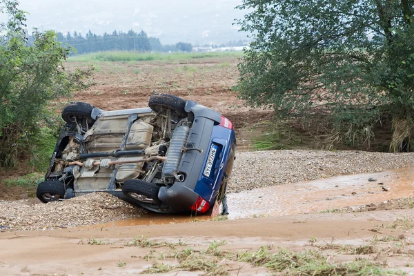 Car overturned with one dead from the flood in Liti near Thessa — Stock Photo, Image