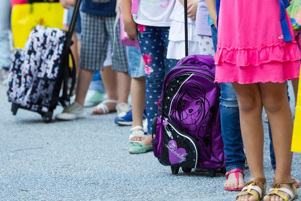 Alunos com as mochilas. Primeiro dia de escola para o stude — Fotografia de Stock