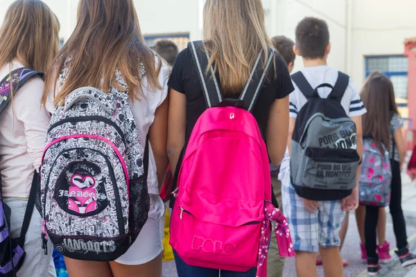 Alunos com as mochilas. Primeiro dia de escola para o stude — Fotografia de Stock