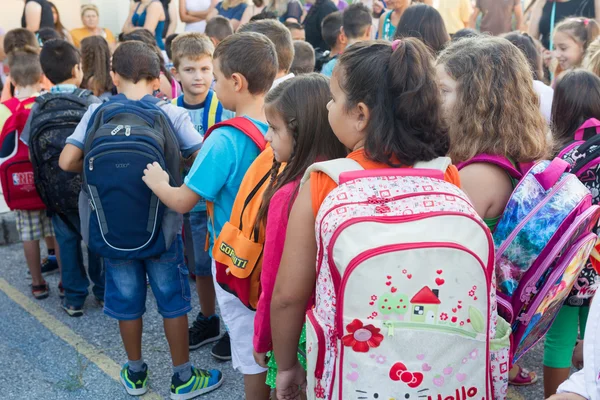 Öğrenciler ile onların sırt çantaları. ilk günden okula stude — Stok fotoğraf