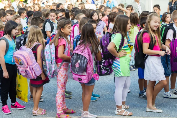 Studenter med deras ryggsäckar. första dagen i skolan för studielån — Stockfoto