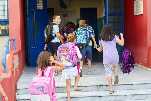 Students with their backpacks getting into school. First Day of — Stock Photo, Image