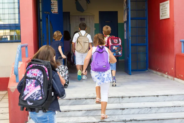 Studenci z plecaków dostania się do szkoły. pierwszego dnia — Zdjęcie stockowe