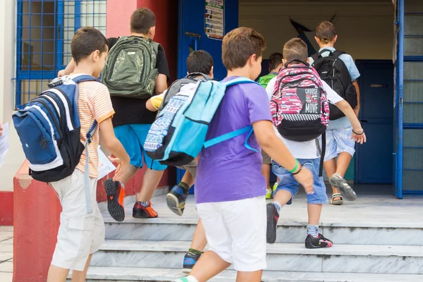 Students with their backpacks getting into school. First Day of — Stock Photo, Image
