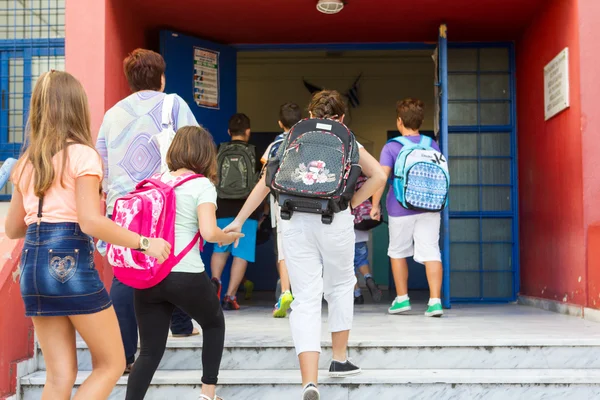 Studenci z plecaków dostania się do szkoły. pierwszego dnia — Zdjęcie stockowe