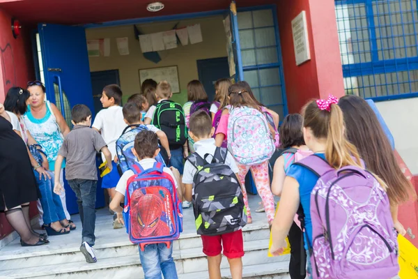 Alunos com as mochilas a entrarem na escola. Primeiro dia de — Fotografia de Stock