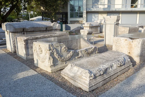 De delen van de grafmonumenten met inscripties, frontons — Stockfoto