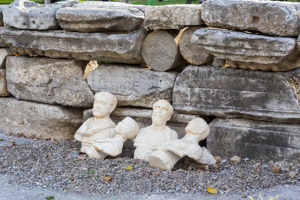 Alınlıkların yazıtlı mezar anıtları parçaları — Stok fotoğraf