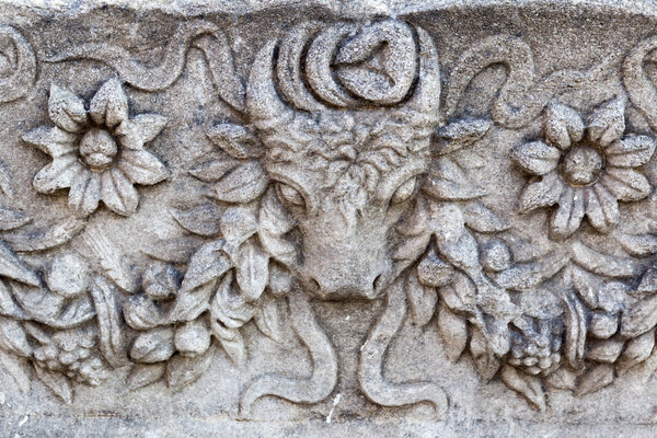 Части погребальных памятников с надписями, фронтонами
