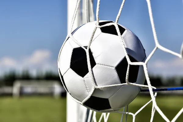Fútbol de fútbol en Goal net con campo de cielo. Contraste tonal — Foto de Stock