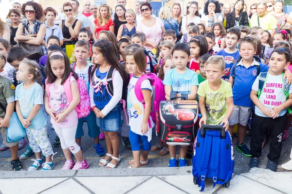 Students with their backpacks. First Day of school for the stude — Stock Photo, Image