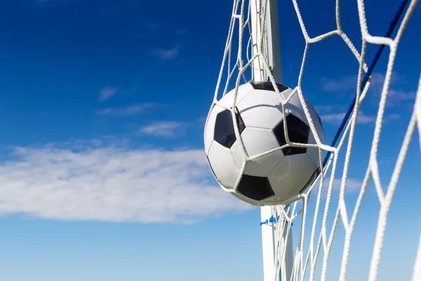 空のフィールドを持つ net の目標のサッカー. — ストック写真