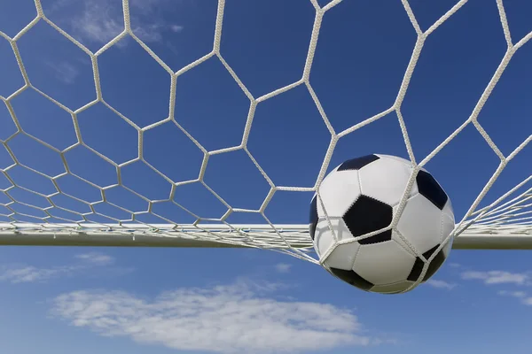 Fútbol fútbol en Goal net con campo de cielo . — Foto de Stock