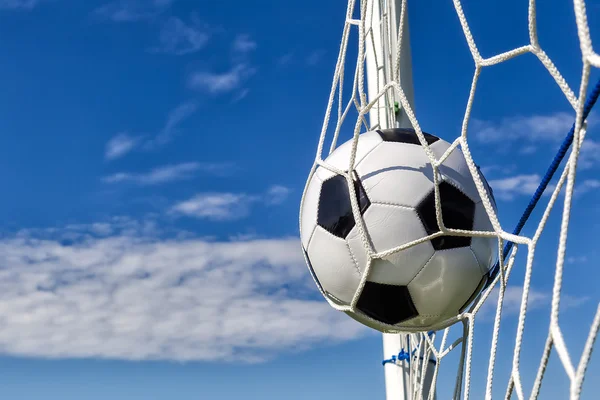 Futebol de futebol em Goal net com campo de céu . — Fotografia de Stock