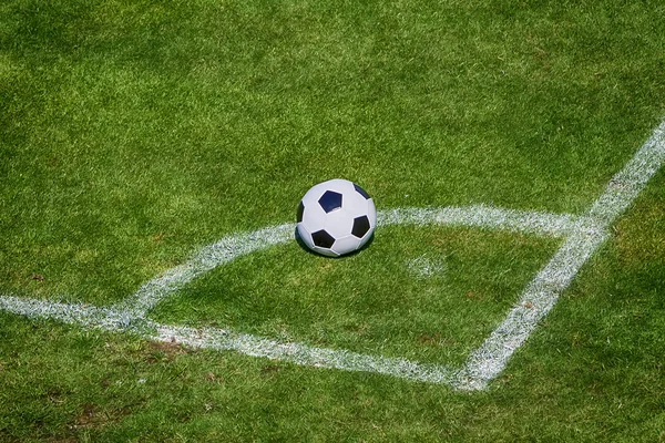 Voetbal op het veld — Stockfoto