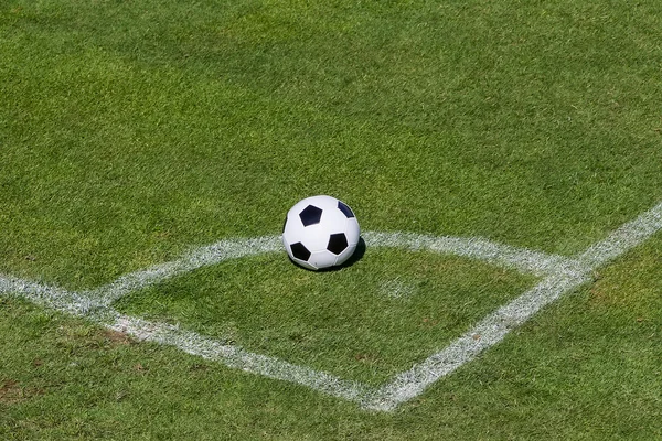 Pelota de fútbol en el campo — Foto de Stock