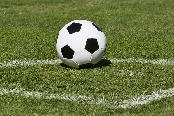 Pelota de fútbol en el campo — Foto de Stock