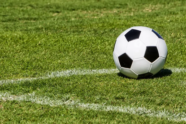 Pelota de fútbol en el campo — Foto de Stock