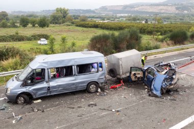  büyük kamyon araba sayısı çöktü ve kil 4 kişi vardı