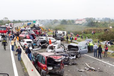  büyük kamyon araba sayısı çöktü ve kil 4 kişi vardı