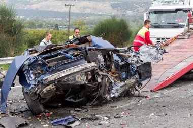  büyük kamyon araba sayısı çöktü ve kil 4 kişi vardı