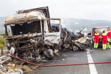  büyük kamyon araba sayısı çöktü ve kil 4 kişi vardı