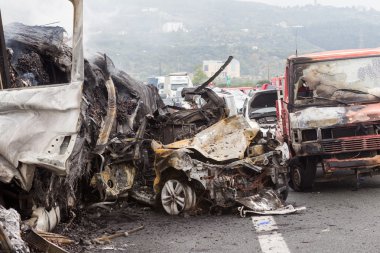  büyük kamyon araba sayısı çöktü ve kil 4 kişi vardı