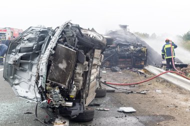  büyük kamyon araba sayısı çöktü ve kil 4 kişi vardı