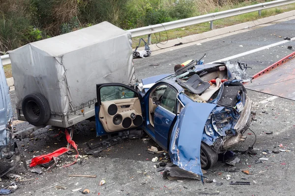 Grande caminhão caiu em um número de carros e 4 pessoas foram kil — Fotografia de Stock