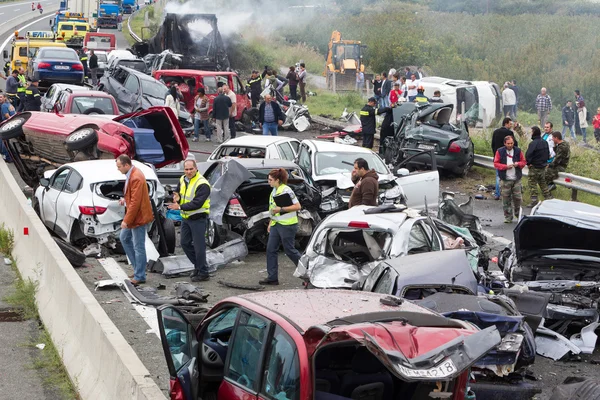 Grande caminhão caiu em um número de carros e 4 pessoas foram kil — Fotografia de Stock