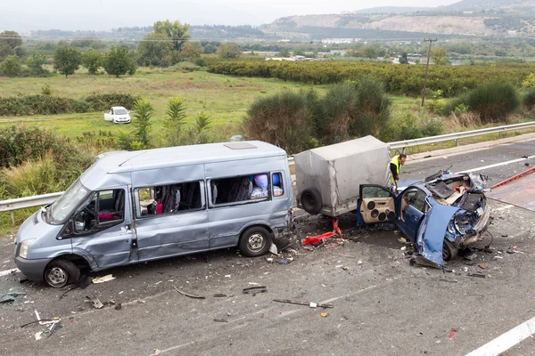 Camión grande se estrelló contra un número de coches y 4 personas fueron asesinadas —  Fotos de Stock