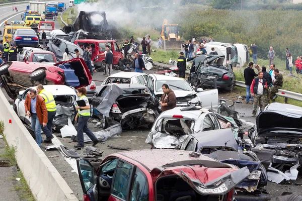 Gros camion s'est écrasé dans un certain nombre de voitures et 4 personnes étaient kil — Photo