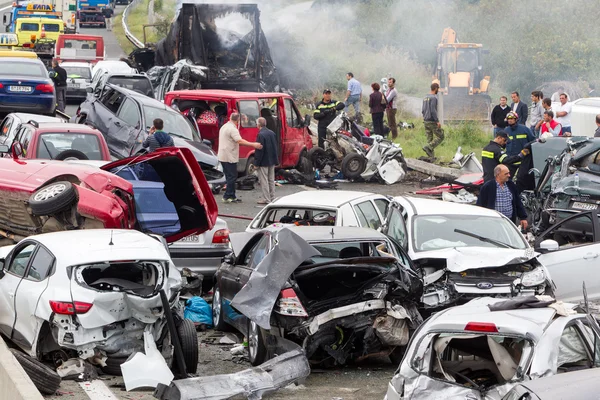 Gros camion s'est écrasé dans un certain nombre de voitures et 4 personnes étaient kil — Photo