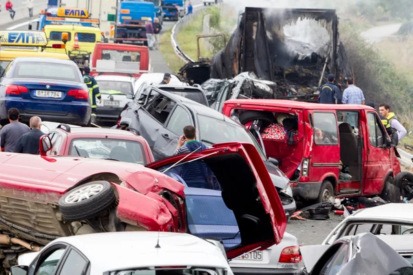 Nagy teherautó csapódott autók száma, és 4 embert kil — Stock Fotó