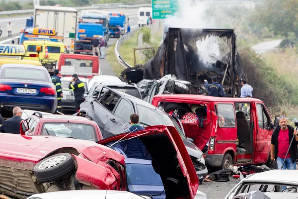 Grote vrachtwagen crashte in een aantal auto's en 4 personen waren kil — Stockfoto