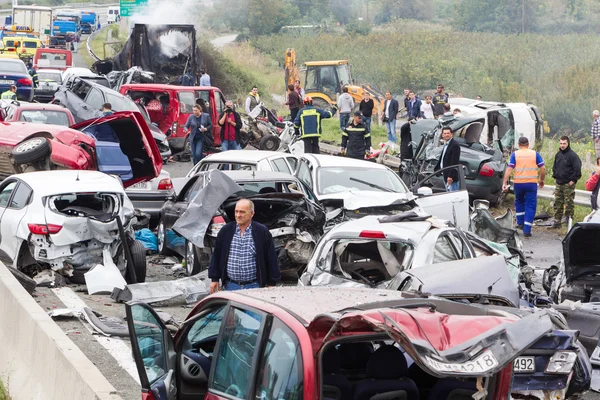 Großer LKW krachte in mehrere Autos und vier Menschen wurden getötet — Stockfoto
