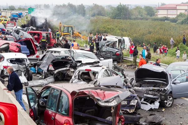 Large truck crashed into a number of cars and 4 people were kil — Stock Photo, Image