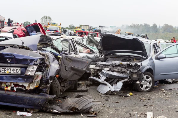 Grote vrachtwagen crashte in een aantal auto's en 4 personen waren kil — Stockfoto